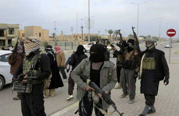 داعش يعدم 3 شباب رميا بالرصاص وسط الموصل